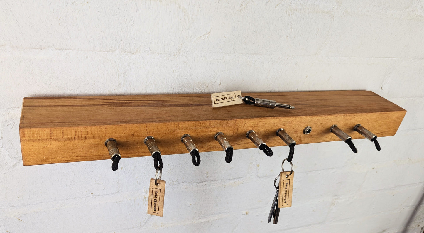 Board ist aus 5cm Buchenbohle, in die die Buchsen integriert sind.
Das Holz ist geschliffen und geölt.
Platz für 9 Schlüssel.
Auf der Rückseite befindet die die Wandaufhängung. Zwei Schrauben in die Wand, einhaken, fertig.