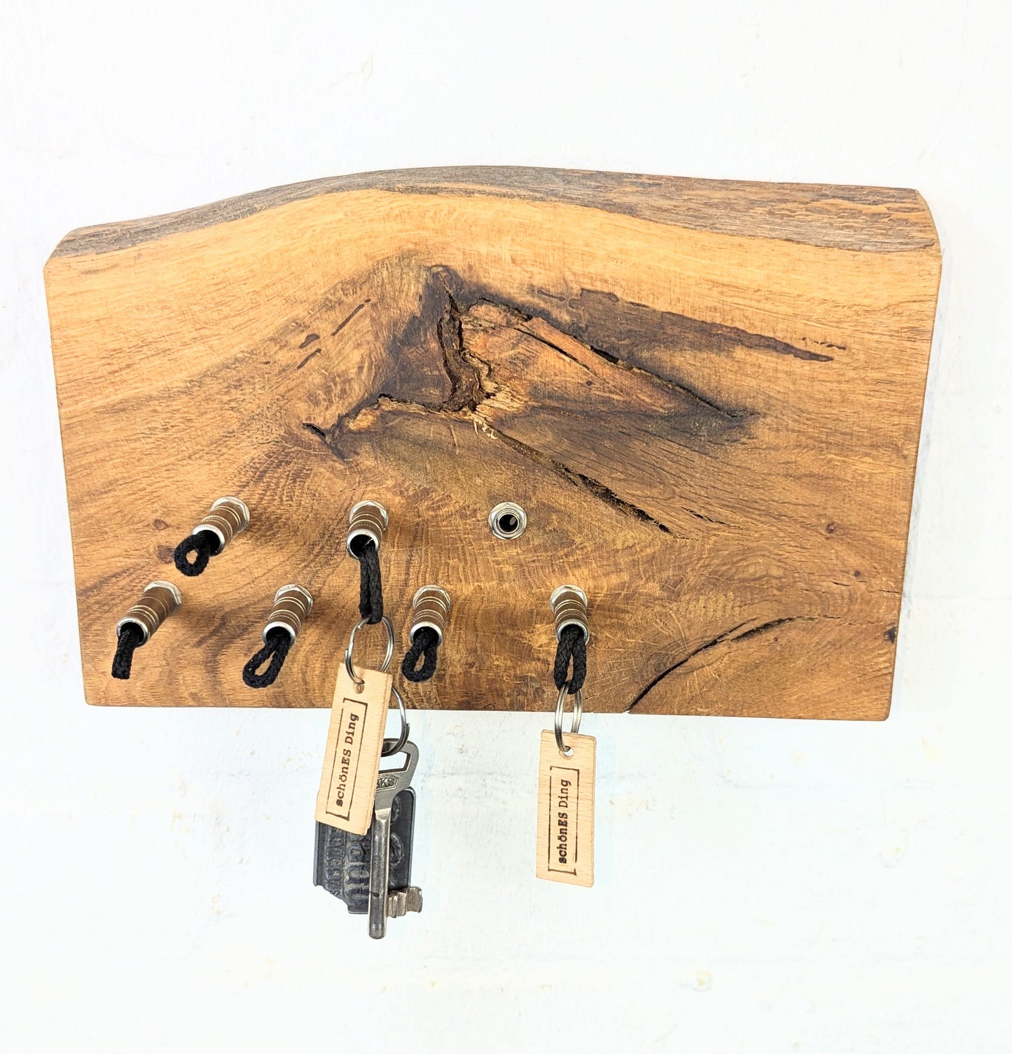 Das Holz hat Charakter, mit einem wunderschönen Knast und Naturkante aus 30mm geölter Eiche.

Holt euch ein Stück Wald in den Flur.