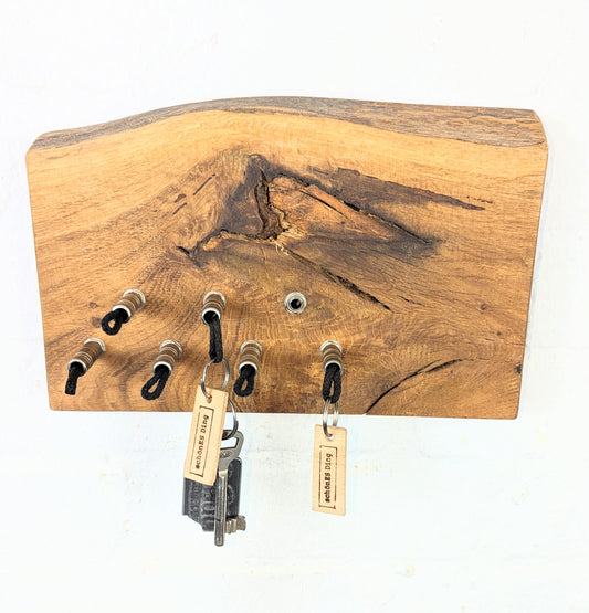 Das Holz hat Charakter, mit einem wunderschönen Knast und Naturkante aus 30mm geölter Eiche.

Holt euch ein Stück Wald in den Flur.