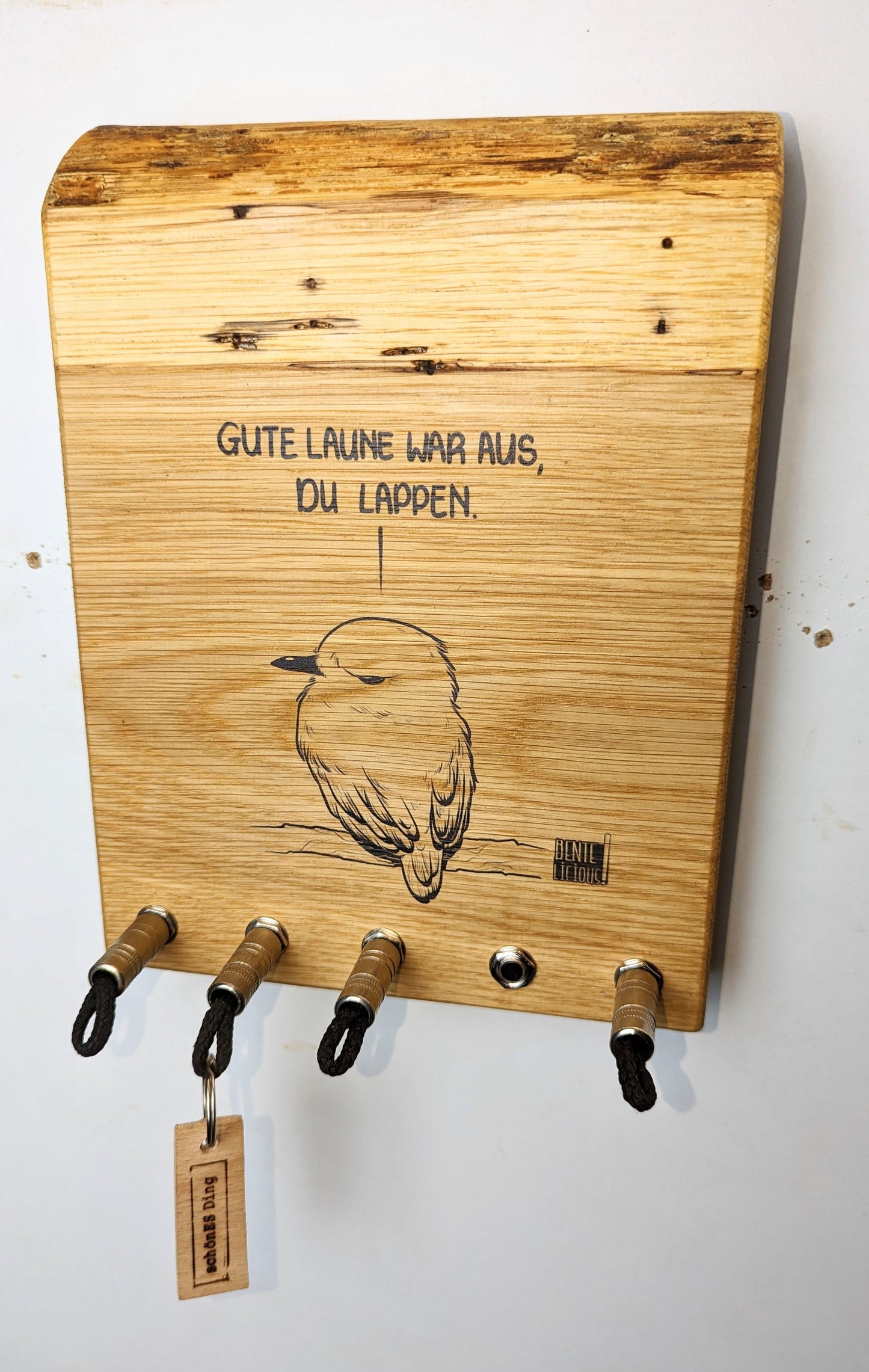 Schlüsselboard aus Holz mit Klinkenstecker.
Der Klinkenstecker kommt einfach an den Ring des Schlüssels. Mit einem „click“ steckt er im Board und kann so beim Gehen auch wieder herausgezogen werden.
So einfach kann Ordnung sein!
Und weil es Spaß macht, macht ihr es auch (ja, auch die Person, von der ihr gerade denkt: „Never, der nicht!“).
Nie wieder den Schlüssel suchen.
