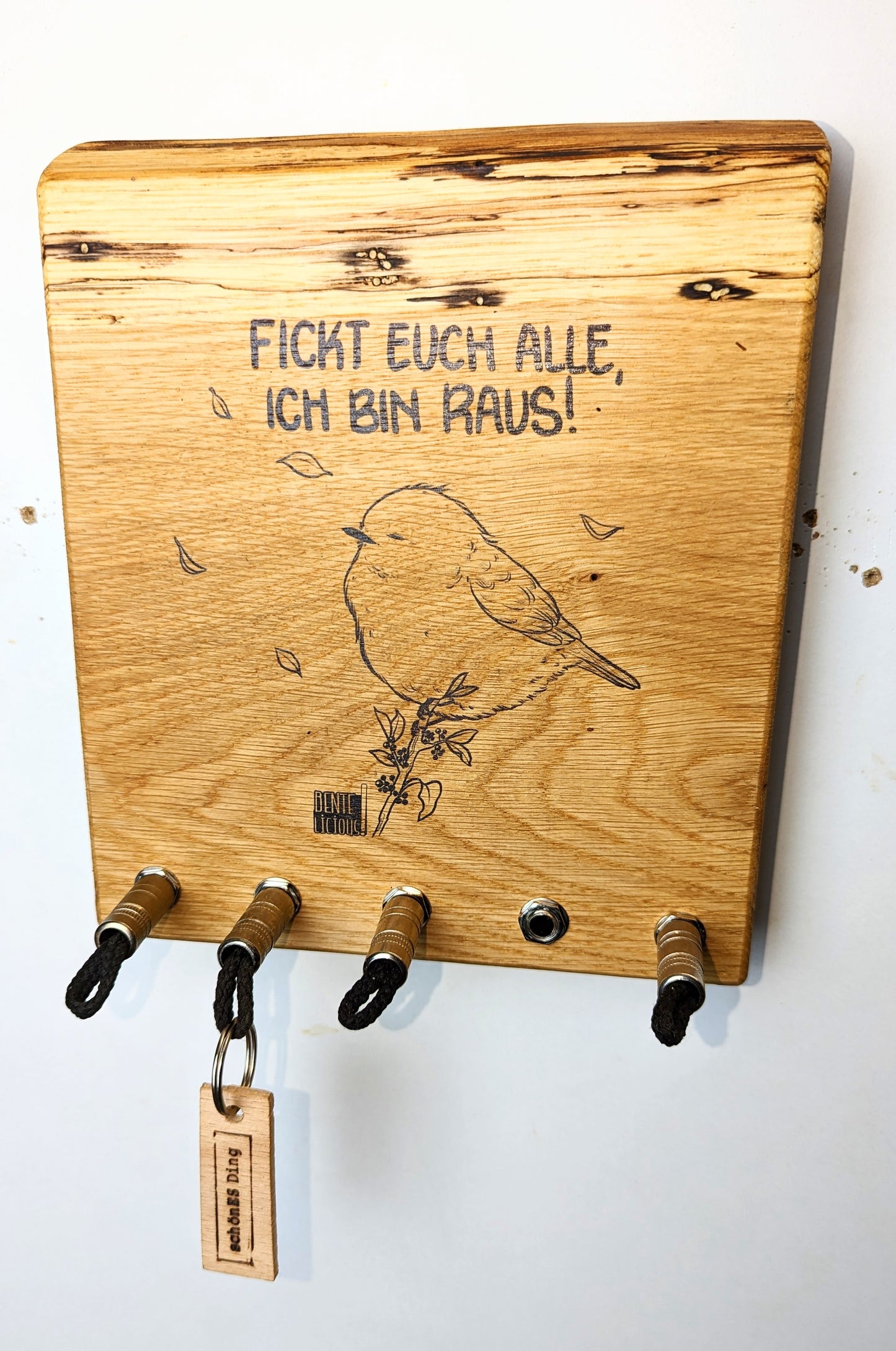 Schlüsselboard aus Holz mit Klinkenstecker.
Der Klinkenstecker kommt einfach an den Ring des Schlüssels. Mit einem „click“ steckt er im Board und kann so beim Gehen auch wieder herausgezogen werden.
So einfach kann Ordnung sein!
Und weil es Spaß macht, macht ihr es auch (ja, auch die Person, von der ihr gerade denkt: „Never, der nicht!“).
Nie wieder den Schlüssel suchen.
