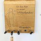 Schlüsselboard aus Holz mit Klinkenstecker.
Der Klinkenstecker kommt einfach an den Ring des Schlüssels. Mit einem „click“ steckt er im Board und kann so beim Gehen auch wieder herausgezogen werden.
So einfach kann Ordnung sein!
Und weil es Spaß macht, macht ihr es auch (ja, auch die Person, von der ihr gerade denkt: „Never, der nicht!“).
Nie wieder den Schlüssel suchen.
