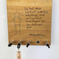 Schlüsselboard aus Holz mit Klinkenstecker.
Der Klinkenstecker kommt einfach an den Ring des Schlüssels. Mit einem „click“ steckt er im Board und kann so beim Gehen auch wieder herausgezogen werden.
So einfach kann Ordnung sein!
Und weil es Spaß macht, macht ihr es auch (ja, auch die Person, von der ihr gerade denkt: „Never, der nicht!“).
Nie wieder den Schlüssel suchen.
