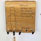 Schlüsselboard aus Holz mit Klinkenstecker.
Der Klinkenstecker kommt einfach an den Ring des Schlüssels. Mit einem „click“ steckt er im Board und kann so beim Gehen auch wieder herausgezogen werden.
So einfach kann Ordnung sein!
Und weil es Spaß macht, macht ihr es auch (ja, auch die Person, von der ihr gerade denkt: „Never, der nicht!“).
Nie wieder den Schlüssel suchen.
