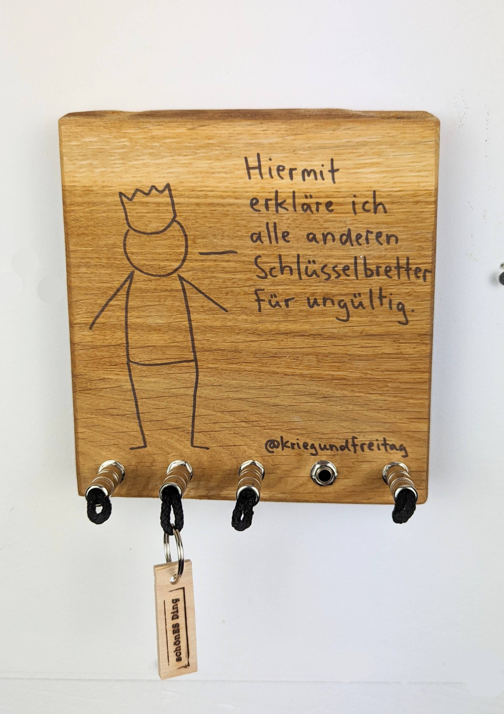 Schlüsselboard aus Holz mit Klinkenstecker.
Der Klinkenstecker kommt einfach an den Ring des Schlüssels. Mit einem „click“ steckt er im Board und kann so beim Gehen auch wieder herausgezogen werden.
So einfach kann Ordnung sein!
Und weil es Spaß macht, macht ihr es auch (ja, auch die Person, von der ihr gerade denkt: „Never, der nicht!“).
Nie wieder den Schlüssel suchen.
