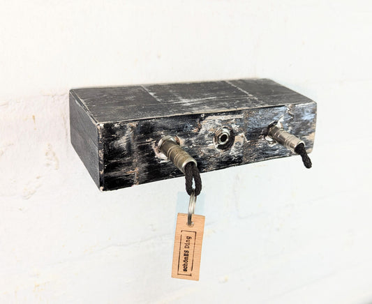 3cm dicke Eichenbohle in schwarz/weiß. Abgerockter Optik.


Wie es geht:

Der Klinkenstecker kommt einfach an den Ring des Schlüssels. Mit einem „click“ steckt er im Board und kann so beim Gehen auch wieder herausgezogen werden.

So einfach kann Ordnung sein!

Und weil es Spaß macht, macht ihr es auch (ja, auch die Person, von der ihr gerade denkt: „Never, der nicht!“).

Nie wieder den Schlüssel suchen.



Auf der Rückseite des Boards befindet sich die Wandaufhängung.&nbsp;