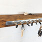 So gehts: Schlüssel an den Klinkenstecker und dann mit einem unverwechselbaren "Klick"-Geräusch ins Board stecken.
So lässig geht Ordnung.
Handmade in Hamburg.
schönES Ding