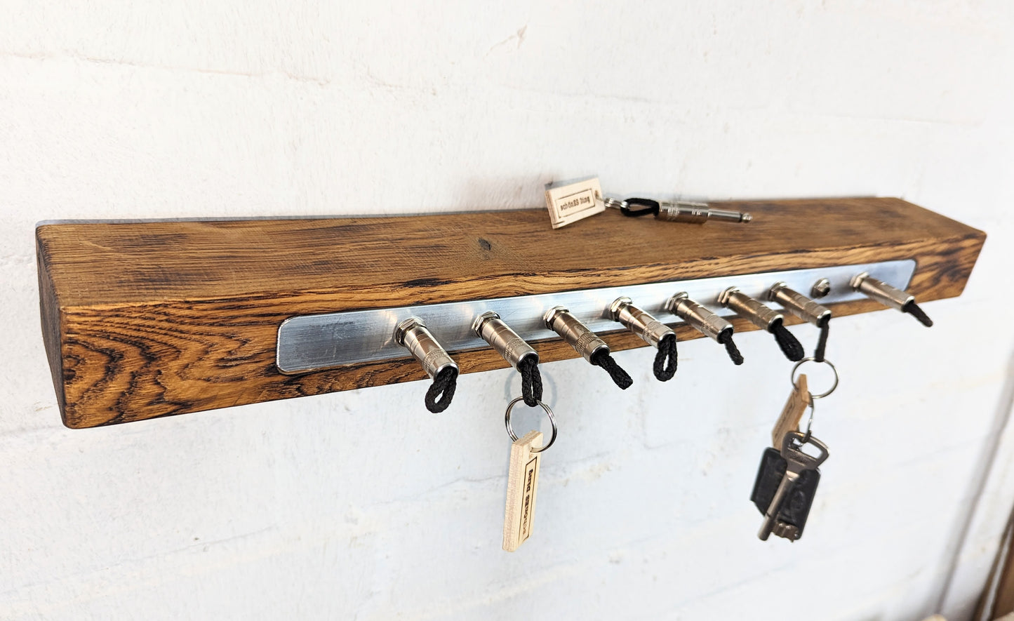 So gehts: Schlüssel an den Klinkenstecker und dann mit einem unverwechselbaren "Klick"-Geräusch ins Board stecken.
So lässig geht Ordnung.
Handmade in Hamburg.
schönES Ding