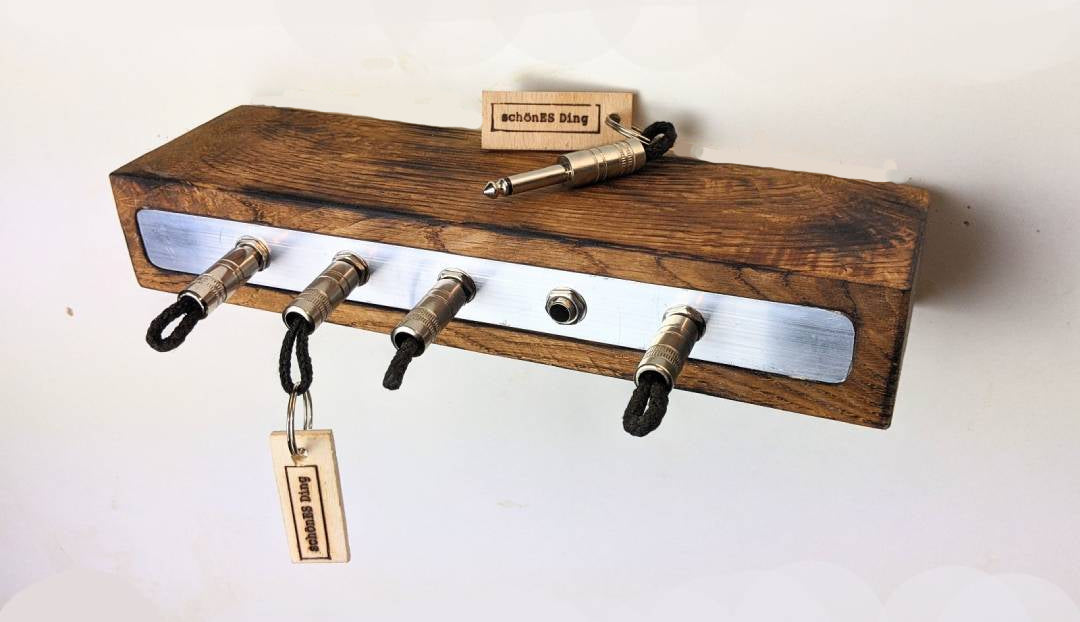 Schlüsselboard aus Holz mit Klinkenstecker.
Der Klinkenstecker kommt einfach an den Ring des Schlüssels. Mit einem „click“ steckt er im Board und kann so beim Gehen auch wieder herausgezogen werden.
So einfach kann Ordnung sein!
Und weil es Spaß macht, macht ihr es auch (ja, auch die Person, von der ihr gerade denkt: „Never, der nicht!“).
Nie wieder den Schlüssel suchen.
