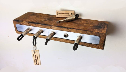 Schlüsselboard aus Holz mit Klinkenstecker.
Der Klinkenstecker kommt einfach an den Ring des Schlüssels. Mit einem „click“ steckt er im Board und kann so beim Gehen auch wieder herausgezogen werden.
So einfach kann Ordnung sein!
Und weil es Spaß macht, macht ihr es auch (ja, auch die Person, von der ihr gerade denkt: „Never, der nicht!“).
Nie wieder den Schlüssel suchen.
