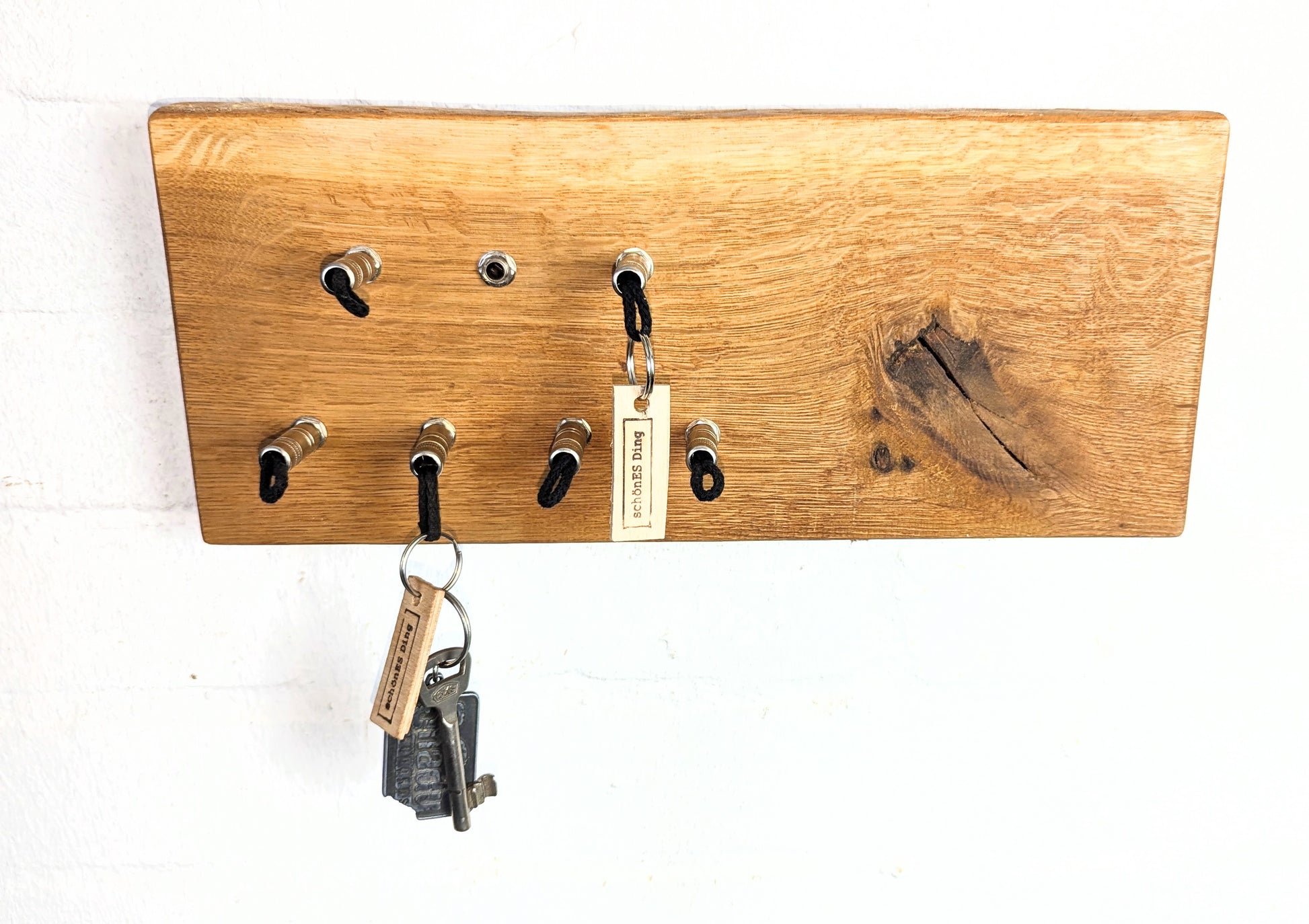 Geschliffen und geölte 3cm dicke Eichenbohle mit schönem Maserungsverlauf, einem traumhaften Knast und Naturkante.&nbsp;&nbsp;


Wie es geht:

Der Klinkenstecker kommt einfach an den Ring des Schlüssels. Mit einem „click“ steckt er im Board und kann so beim Gehen auch wieder herausgezogen werden.

So einfach kann Ordnung sein!

Und weil es Spaß macht, macht ihr es auch (ja, auch die Person, von der ihr gerade denkt: „Never, der nicht!“).

Nie wieder den Schlüssel suchen.
