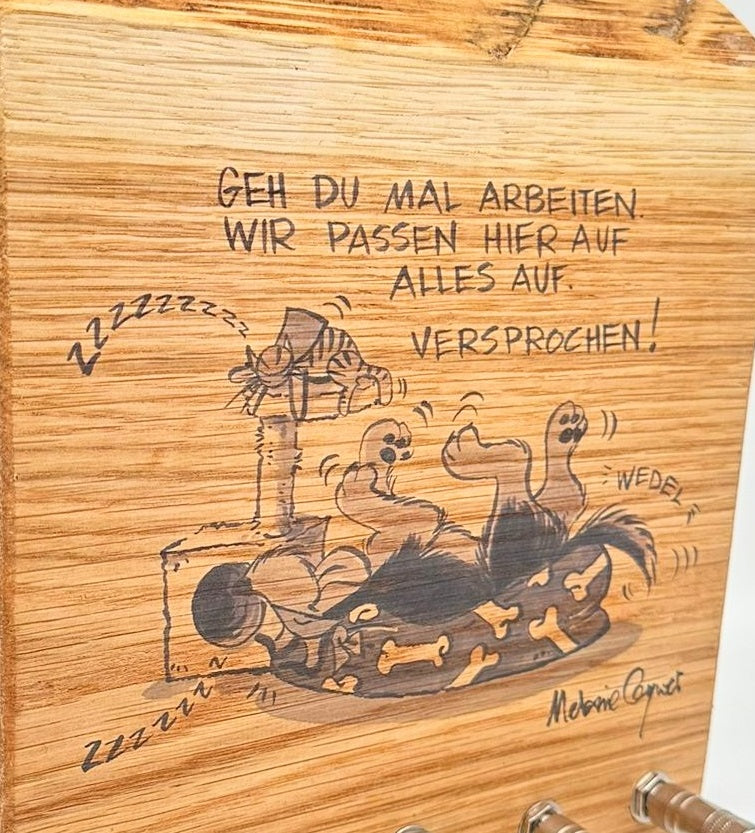 Schlüsselboard aus Holz mit Klinkenstecker.
Der Klinkenstecker kommt einfach an den Ring des Schlüssels. Mit einem „click“ steckt er im Board und kann so beim Gehen auch wieder herausgezogen werden.
So einfach kann Ordnung sein!
Und weil es Spaß macht, macht ihr es auch (ja, auch die Person, von der ihr gerade denkt: „Never, der nicht!“).
Nie wieder den Schlüssel suchen.
www.schönesding.de
