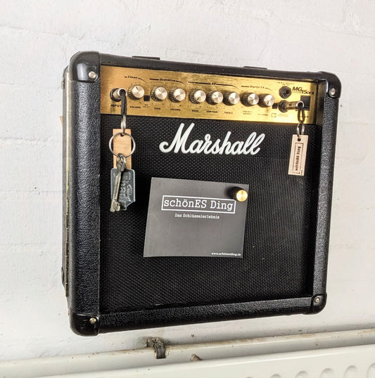 Ein echter Marshall Verstärker -"leicht bearbeitet"- als Magnetische Pinnwand, Schlüsselboard und Schränkchen. Viel mehr geht nicht.

Diese XL-Version hat eine Metallplatte unter dem Stoffbezug. Die Platte erstreckt sich über die gesamte Fläche und ist so eine magnetische Pinnwand.

Die Vorderseite lässt sich aufklappen. Dahinter ist ein Schränkchen. Die Tür wird mit Magneten gehalten.