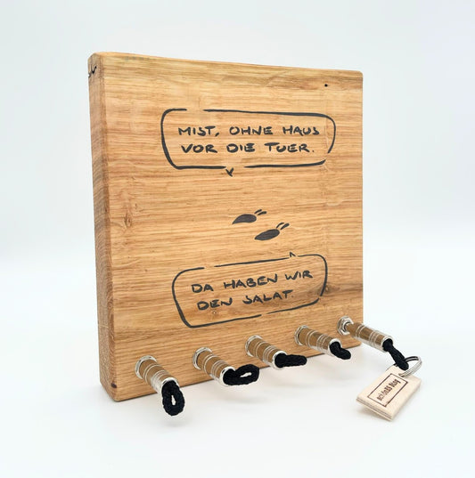 Schlüsselboard aus Holz mit Klinkenstecker.
Mit einem Motiv von Meta Bene (https://www.metabene.de/)
Der Klinkenstecker kommt einfach an den Ring des Schlüssels. Mit einem „click“ steckt er im Board und kann so beim Gehen auch wieder herausgezogen werden.
So einfach kann Ordnung sein!
Und weil es Spaß macht, macht ihr es auch (ja, auch die Person, von der ihr gerade denkt: „Never, der nicht!“).
Nie wieder den Schlüssel suchen.
www.schönesding.de

