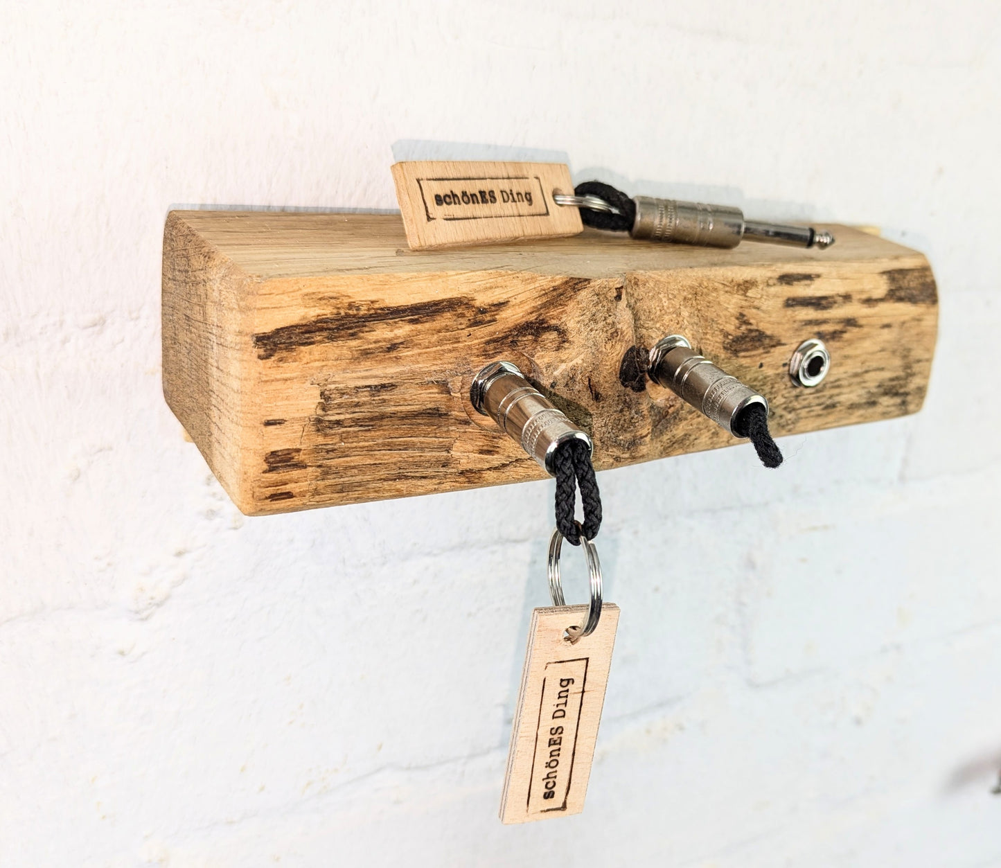 Schlüsselboard aus fünf Zentimeter dicke Eichenbohle mit Naturkante.

Geschliffen und geölt. Das ist das Ergebnis.

Auf der Oberseite sind noch leicht die Spuren vom Sägewerk zu sehen, in der der Stamm durchtrennt wurde.

Die Steckerleiste ist eingearbeitet.

Durch die Tiefe von ca. 7cm dient das Board gleichzeitig als Ablagefläche.