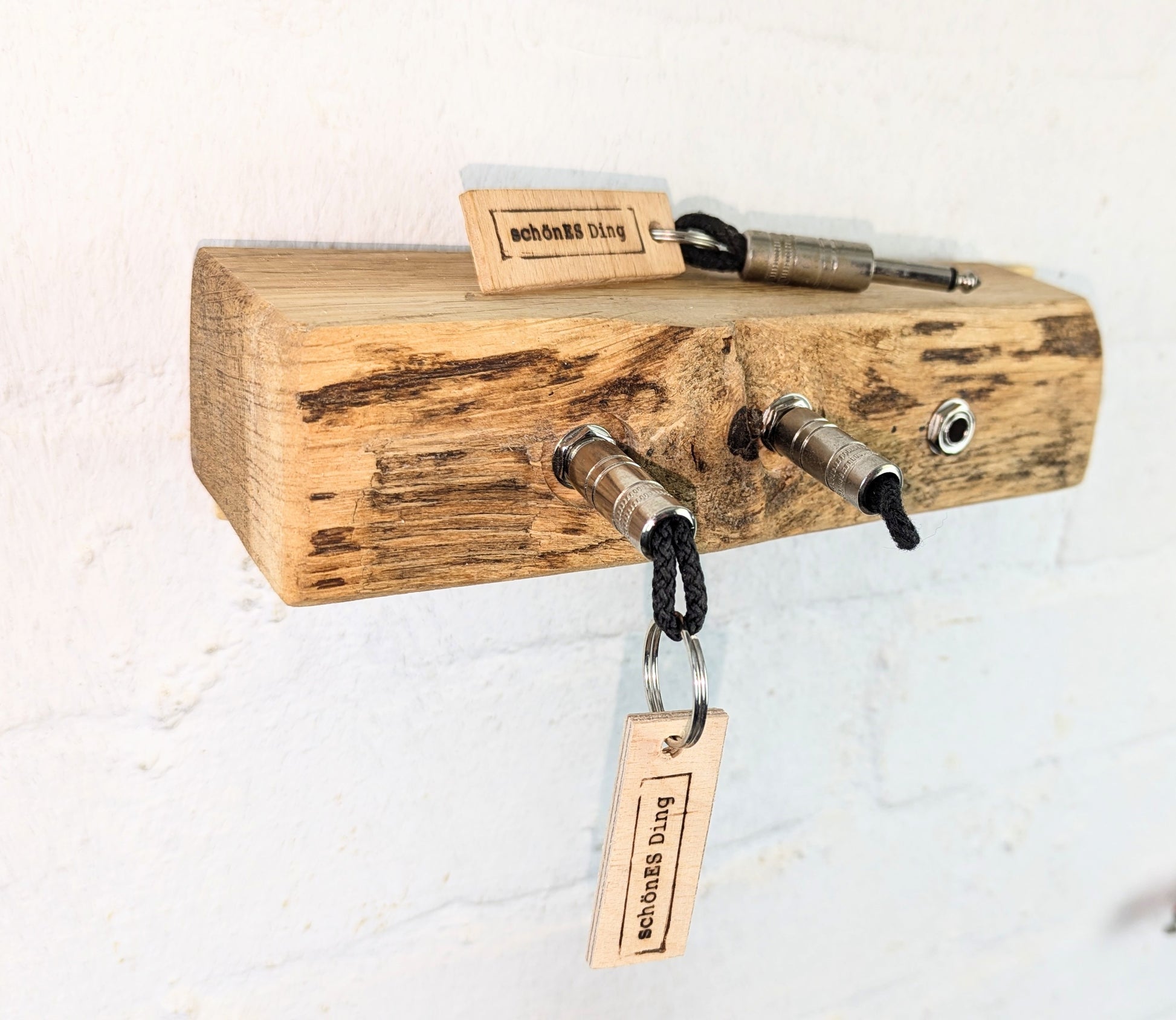 Schlüsselboard aus fünf Zentimeter dicke Eichenbohle mit Naturkante.

Geschliffen und geölt. Das ist das Ergebnis.

Auf der Oberseite sind noch leicht die Spuren vom Sägewerk zu sehen, in der der Stamm durchtrennt wurde.

Die Steckerleiste ist eingearbeitet.

Durch die Tiefe von ca. 7cm dient das Board gleichzeitig als Ablagefläche.