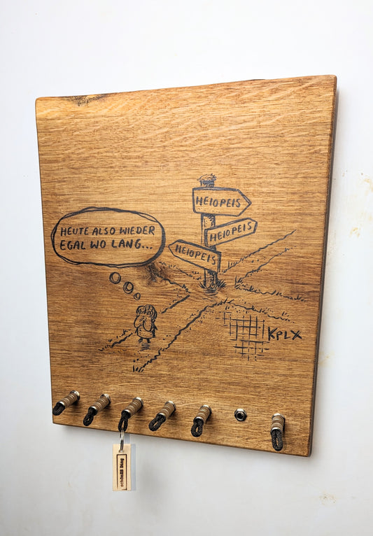 Schlüsselboard aus Holz mit Klinkenstecker.
Mit einem Motiv von KPLX  (https://www.kplx.art/)
Der Klinkenstecker kommt einfach an den Ring des Schlüssels. Mit einem „click“ steckt er im Board und kann so beim Gehen auch wieder herausgezogen werden.
So einfach kann Ordnung sein!
Und weil es Spaß macht, macht ihr es auch (ja, auch die Person, von der ihr gerade denkt: „Never, der nicht!“).
Nie wieder den Schlüssel suchen.
www.schönesding.de
