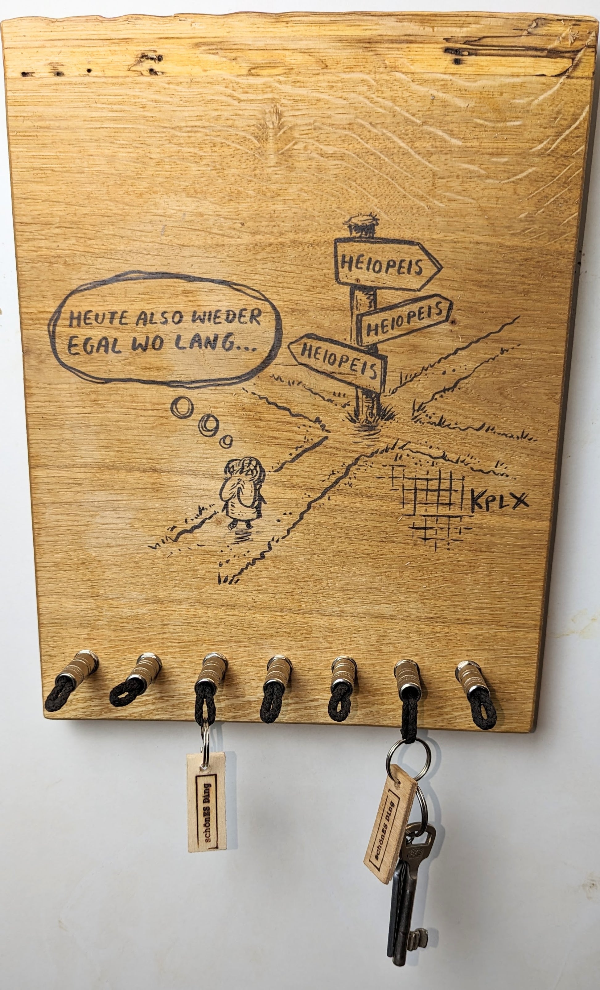 Schlüsselboard aus Holz mit Klinkenstecker.
Mit einem Motiv von KPLX  (https://www.kplx.art/)
Der Klinkenstecker kommt einfach an den Ring des Schlüssels. Mit einem „click“ steckt er im Board und kann so beim Gehen auch wieder herausgezogen werden.
So einfach kann Ordnung sein!
Und weil es Spaß macht, macht ihr es auch (ja, auch die Person, von der ihr gerade denkt: „Never, der nicht!“).
Nie wieder den Schlüssel suchen.
www.schönesding.de
