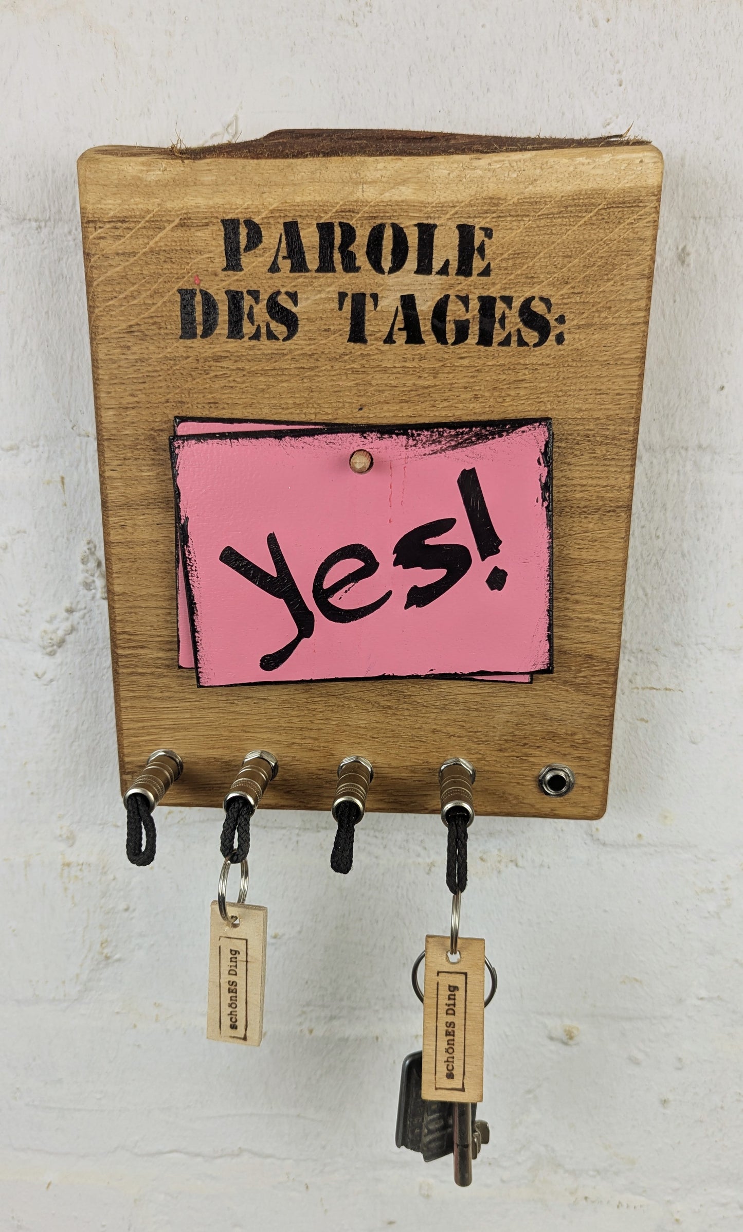 Parole des Tages - Schlüsselbrett aus Eiche mit Klinkensteckern