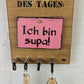 Geschliffen und geölte 3cm dicke Eichenbohle mit Naturkante.
Dazu gibt es drei Tafeln mit 6 Stimmungen, die dich durch den Tag bringen.

Wie es geht:
Der Klinkenstecker kommt einfach an den Ring des Schlüssels. Mit einem „click“ steckt er im Board und kann so beim Gehen auch wieder herausgezogen werden.
So einfach kann Ordnung sein!

Und weil es Spaß macht, macht ihr es auch (ja, auch die Person, von der ihr gerade denkt: „Never, der nicht!“).

Nie wieder den Schlüssel suchen.