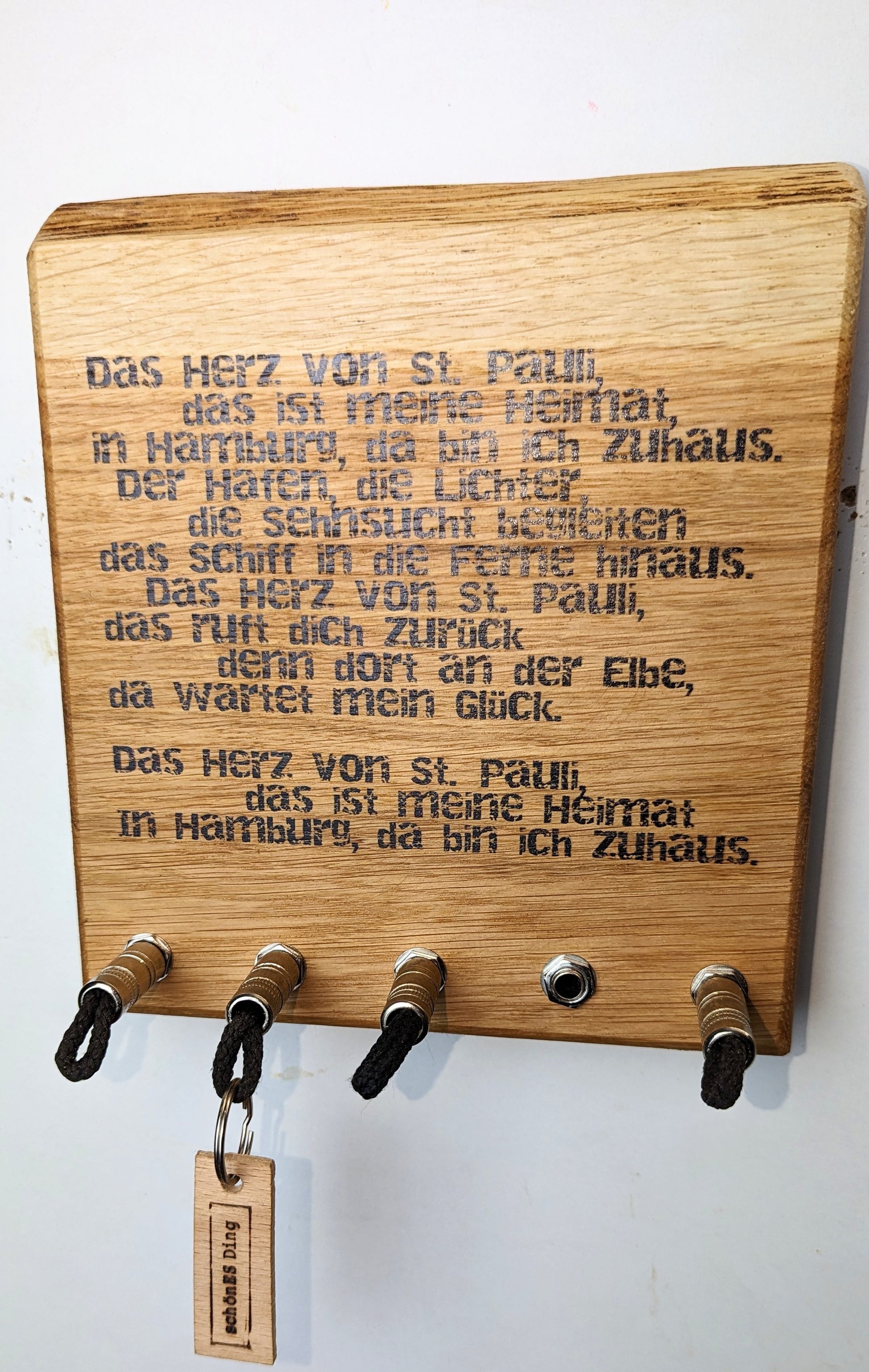 Schlüsselboard aus Holz mit Klinkenstecker.
Der Klinkenstecker kommt einfach an den Ring des Schlüssels. Mit einem „click“ steckt er im Board und kann so beim Gehen auch wieder herausgezogen werden.
So einfach kann Ordnung sein!
Und weil es Spaß macht, macht ihr es auch (ja, auch die Person, von der ihr gerade denkt: „Never, der nicht!“).
Nie wieder den Schlüssel suchen.
