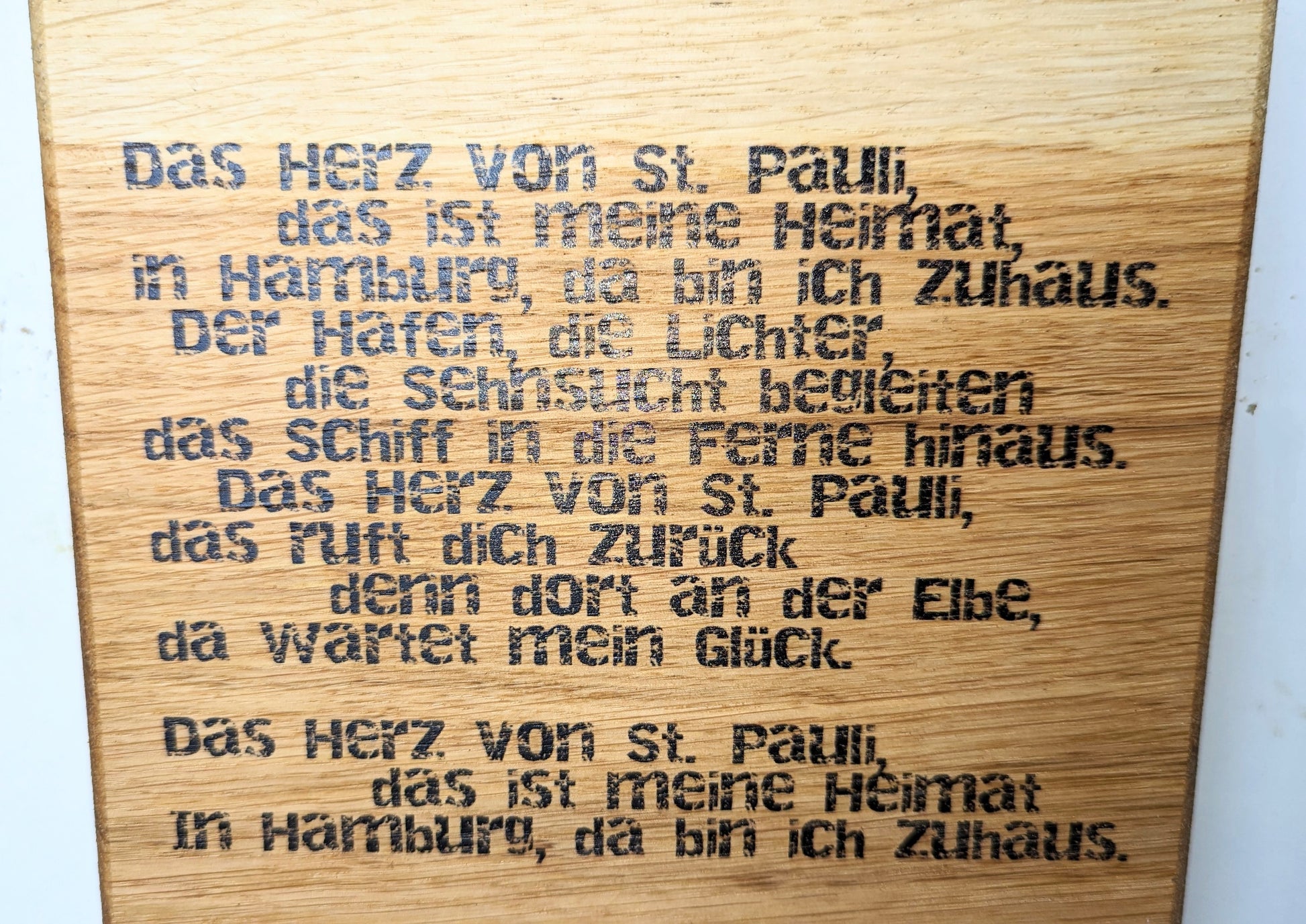 Schlüsselboard aus Holz mit Klinkenstecker.
Der Klinkenstecker kommt einfach an den Ring des Schlüssels. Mit einem „click“ steckt er im Board und kann so beim Gehen auch wieder herausgezogen werden.
So einfach kann Ordnung sein!
Und weil es Spaß macht, macht ihr es auch (ja, auch die Person, von der ihr gerade denkt: „Never, der nicht!“).
Nie wieder den Schlüssel suchen.
