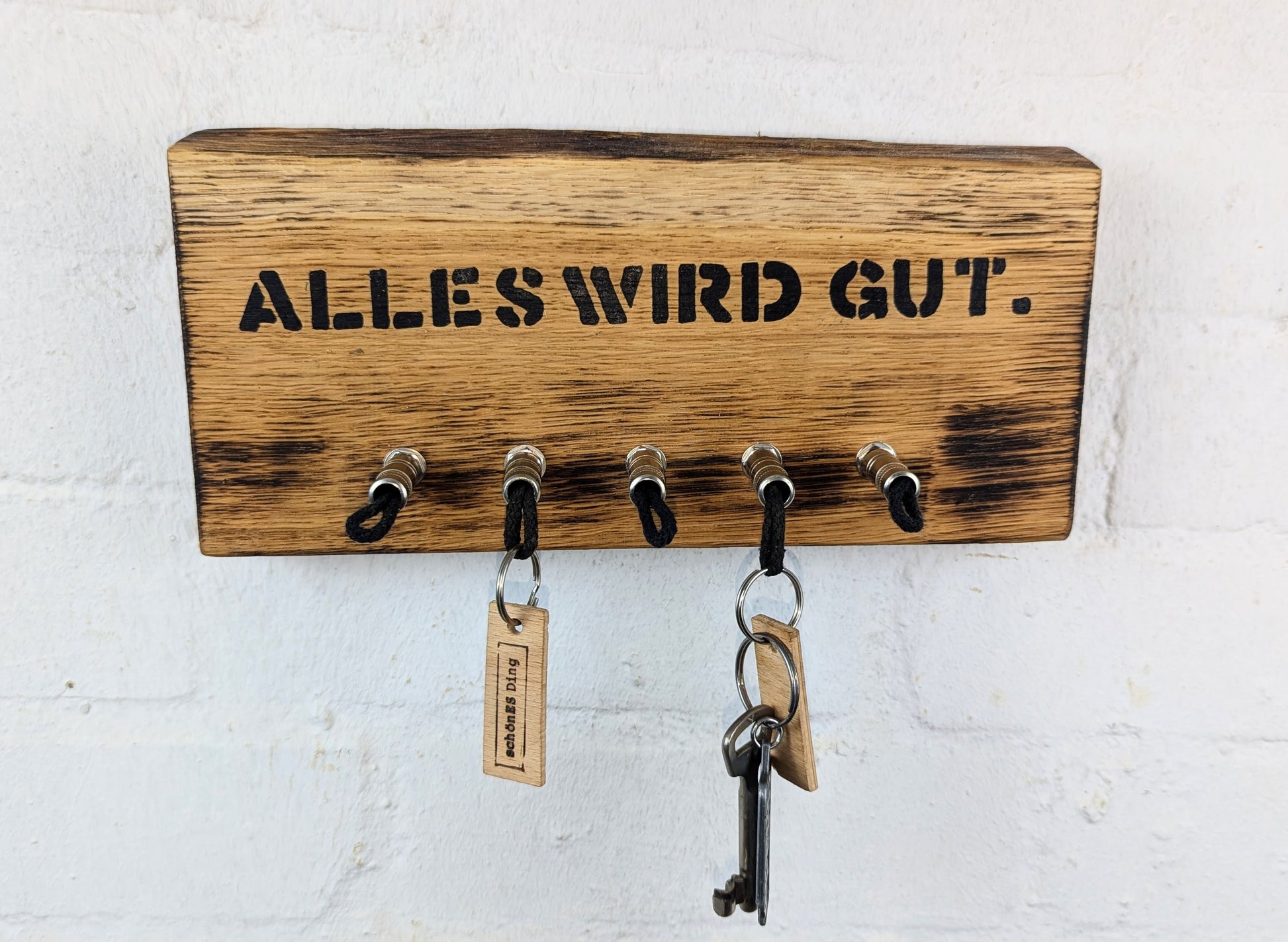 Schlüsselboard aus Holz mit Klinkenstecker.
Der Klinkenstecker kommt einfach an den Ring des Schlüssels. Mit einem „click“ steckt er im Board und kann so beim Gehen auch wieder herausgezogen werden.
So einfach kann Ordnung sein!
Und weil es Spaß macht, macht ihr es auch (ja, auch die Person, von der ihr gerade denkt: „Never, der nicht!“).
Nie wieder den Schlüssel suchen.
