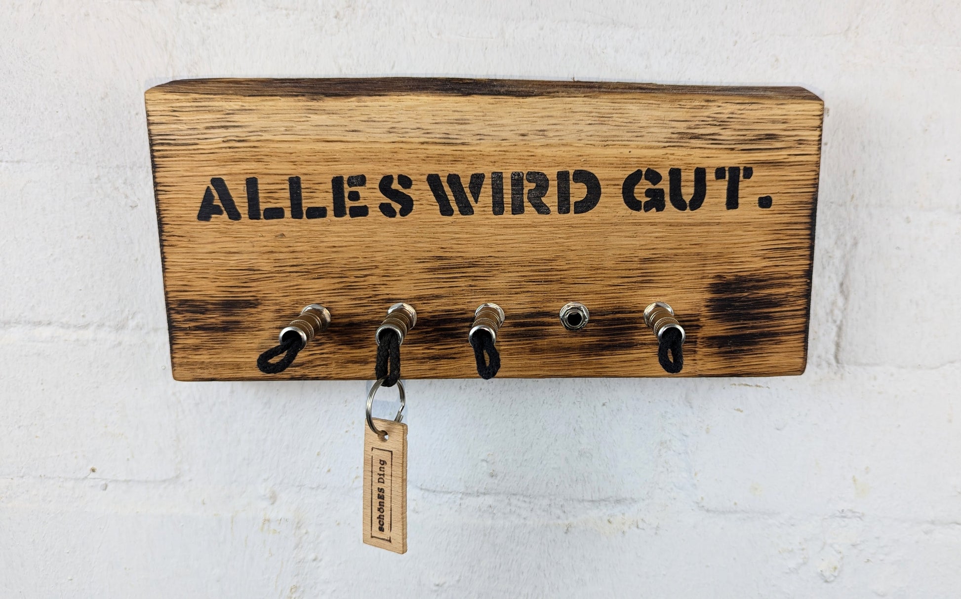 Schlüsselboard aus Holz mit Klinkenstecker.
Der Klinkenstecker kommt einfach an den Ring des Schlüssels. Mit einem „click“ steckt er im Board und kann so beim Gehen auch wieder herausgezogen werden.
So einfach kann Ordnung sein!
Und weil es Spaß macht, macht ihr es auch (ja, auch die Person, von der ihr gerade denkt: „Never, der nicht!“).
Nie wieder den Schlüssel suchen.
