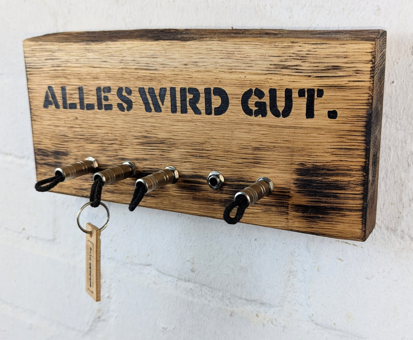 Schlüsselboard aus Holz mit Klinkenstecker.
Der Klinkenstecker kommt einfach an den Ring des Schlüssels. Mit einem „click“ steckt er im Board und kann so beim Gehen auch wieder herausgezogen werden.
So einfach kann Ordnung sein!
Und weil es Spaß macht, macht ihr es auch (ja, auch die Person, von der ihr gerade denkt: „Never, der nicht!“).
Nie wieder den Schlüssel suchen.
