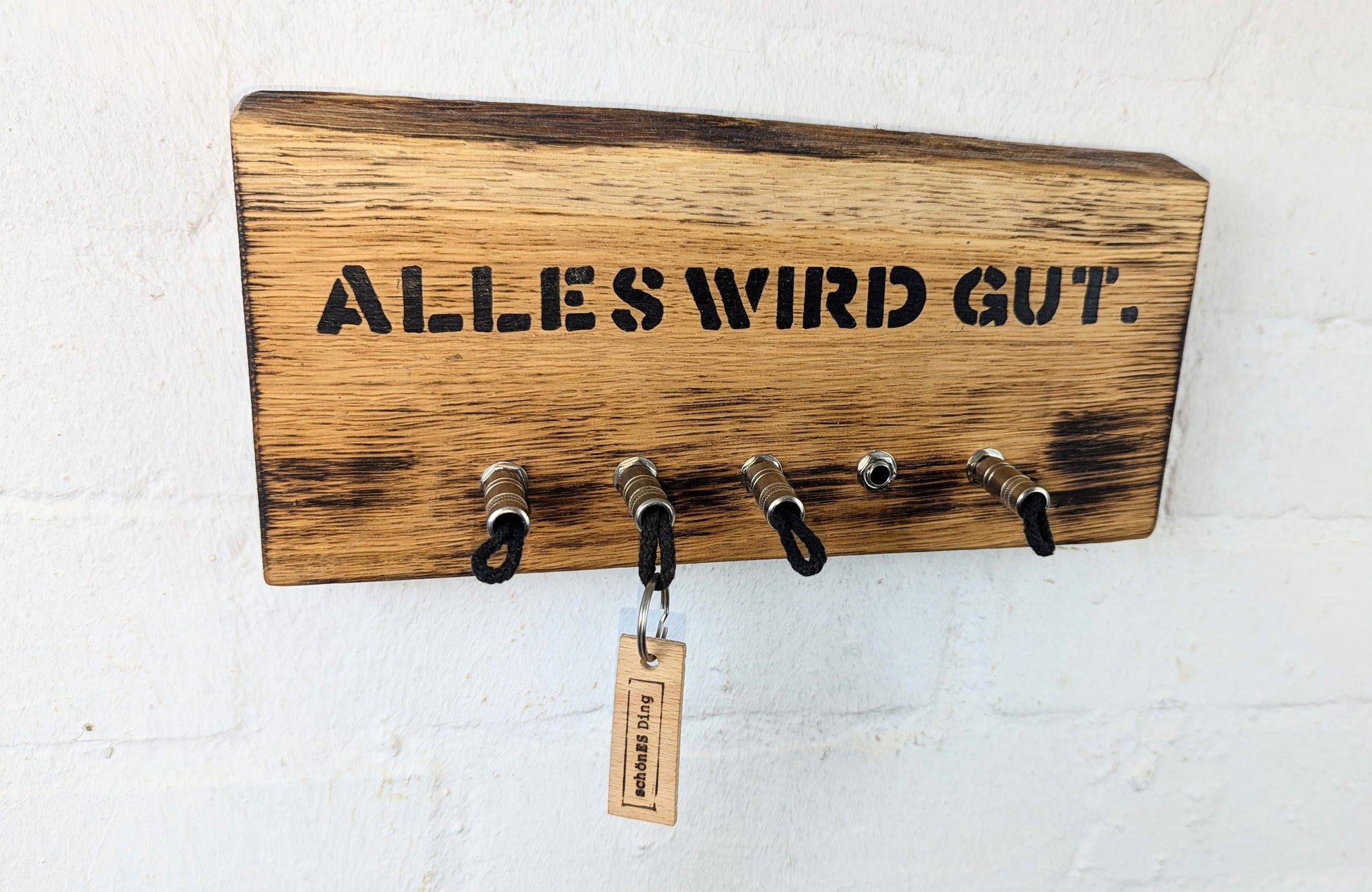 Schlüsselboard aus Holz mit Klinkenstecker.
Der Klinkenstecker kommt einfach an den Ring des Schlüssels. Mit einem „click“ steckt er im Board und kann so beim Gehen auch wieder herausgezogen werden.
So einfach kann Ordnung sein!
Und weil es Spaß macht, macht ihr es auch (ja, auch die Person, von der ihr gerade denkt: „Never, der nicht!“).
Nie wieder den Schlüssel suchen.
