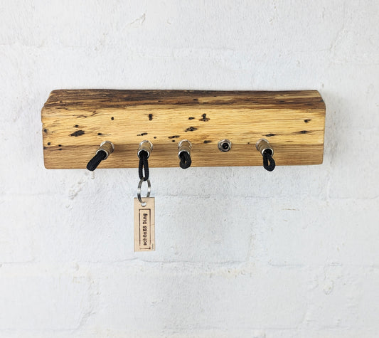 Schlüsselbrett aus Holz mit Klinkenstecker.
Der Klinkenstecker kommt einfach an den Ring des Schlüssels. Mit einem „click“ steckt er im Board und kann so beim Gehen auch wieder herausgezogen werden.
So einfach kann Ordnung sein!
Und weil es Spaß macht, macht ihr es auch (ja, auch die Person, von der ihr gerade denkt: „Never, der nicht!“).
Nie wieder den Schlüssel suchen.
www.schönesding.de