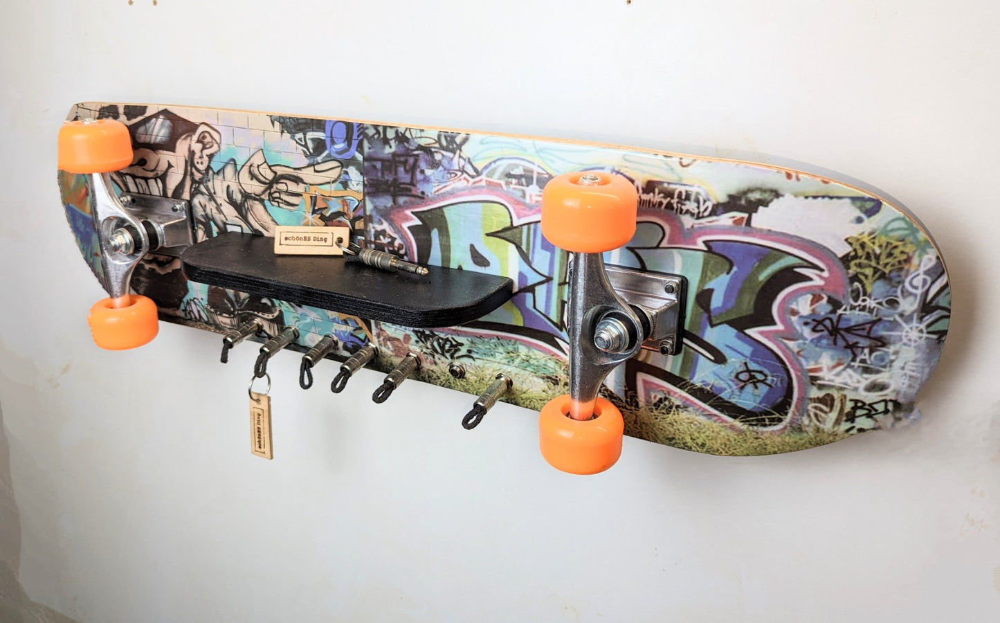 Schlüsselboard aus einem Skatebord  mit Klinkenstecker.
Der Klinkenstecker kommt einfach an den Ring des Schlüssels. Mit einem „click“ steckt er im Board und kann so beim Gehen auch wieder herausgezogen werden.
So einfach kann Ordnung sein!
Und weil es Spaß macht, macht ihr es auch (ja, auch die Person, von der ihr gerade denkt: „Never, der nicht!“).
Nie wieder den Schlüssel suchen.
www.schönesding.de
