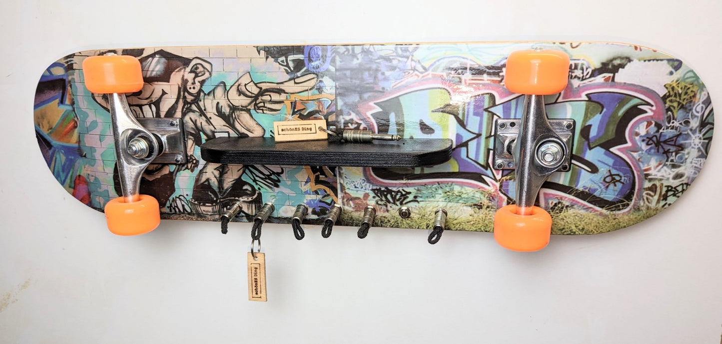 Schlüsselboard aus einem Skatebord  mit Klinkenstecker.
Der Klinkenstecker kommt einfach an den Ring des Schlüssels. Mit einem „click“ steckt er im Board und kann so beim Gehen auch wieder herausgezogen werden.
So einfach kann Ordnung sein!
Und weil es Spaß macht, macht ihr es auch (ja, auch die Person, von der ihr gerade denkt: „Never, der nicht!“).
Nie wieder den Schlüssel suchen.
www.schönesding.de
