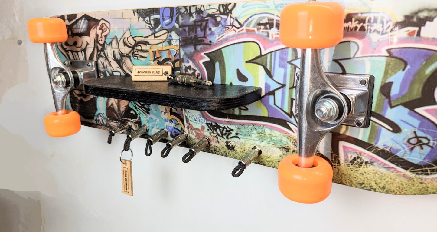 Schlüsselboard aus einem Skatebord  mit Klinkenstecker.
Der Klinkenstecker kommt einfach an den Ring des Schlüssels. Mit einem „click“ steckt er im Board und kann so beim Gehen auch wieder herausgezogen werden.
So einfach kann Ordnung sein!
Und weil es Spaß macht, macht ihr es auch (ja, auch die Person, von der ihr gerade denkt: „Never, der nicht!“).
Nie wieder den Schlüssel suchen.
www.schönesding.de
