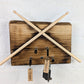 Das Schlüsselboard mit gekreuzten Drumsticks, leicht geflammt mit Naturkante.

35cm breit mit fünf Steckplätzen.

Die Schlüsselanhänger sind natürlich dabei.

Aufhängung auf der Rückseite.