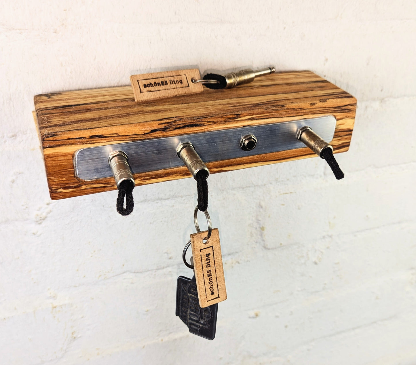 Schlüsselboard aus fünf Zentimeter dicker, gestockter Buchenbohle.
Geschliffen und geölt, mit einmaligem Farbverlauf. Das ist das Ergebnis.
Die Steckerleiste ist eingearbeitet.
Durch die Tiefe von 9cm dient das Board gleichzeitig als Ablagefläche.