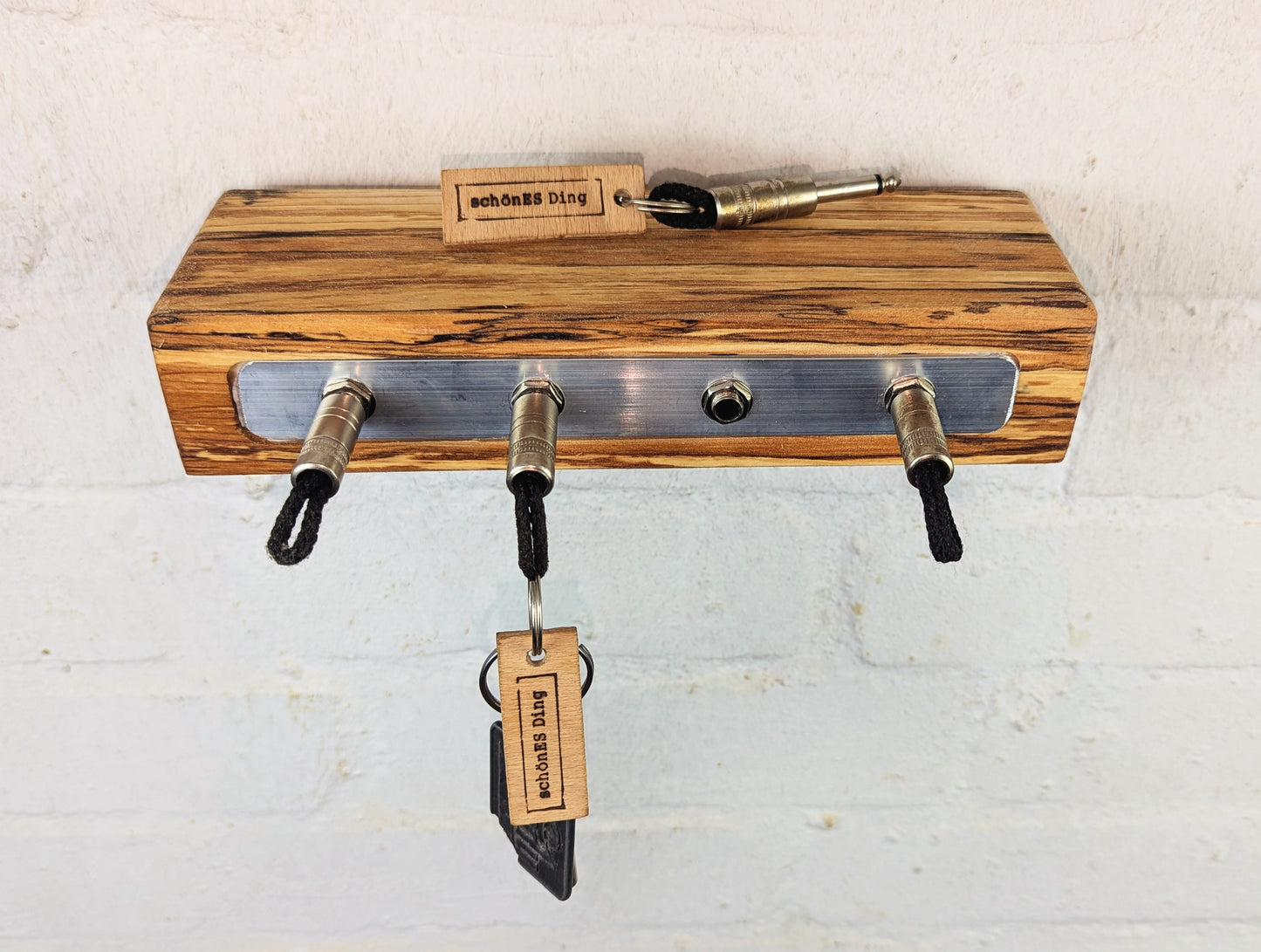 Schlüsselboard aus fünf Zentimeter dicker, gestockter Buchenbohle.
Geschliffen und geölt, mit einmaligem Farbverlauf. Das ist das Ergebnis.
Die Steckerleiste ist eingearbeitet.
Durch die Tiefe von 9cm dient das Board gleichzeitig als Ablagefläche.