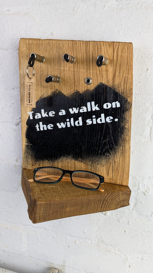 Das Schlüsselbrett ist aus 3cm dicke Eichenbohle mit Naturkante und hat eine Ablage.


Geölt und teillackiert.&nbsp;

Wie es geht:

Der Klinkenstecker kommt einfach an den Ring des Schlüssels. Mit einem „click“ steckt er im Board und kann so beim Gehen auch wieder herausgezogen werden.

So einfach kann Ordnung sein!

Und weil es Spaß macht, macht ihr es auch (ja, auch die Person, von der ihr gerade denkt: „Never, der nicht!“).

Nie wieder den Schlüssel suchen.