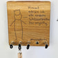 Schlüsselboard aus Holz mit Klinkenstecker.
Der Klinkenstecker kommt einfach an den Ring des Schlüssels. Mit einem „click“ steckt er im Board und kann so beim Gehen auch wieder herausgezogen werden.
So einfach kann Ordnung sein!
Und weil es Spaß macht, macht ihr es auch (ja, auch die Person, von der ihr gerade denkt: „Never, der nicht!“).
Nie wieder den Schlüssel suchen.
