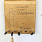 Schlüsselboard aus Holz mit Klinkenstecker.
Der Klinkenstecker kommt einfach an den Ring des Schlüssels. Mit einem „click“ steckt er im Board und kann so beim Gehen auch wieder herausgezogen werden.
So einfach kann Ordnung sein!
Und weil es Spaß macht, macht ihr es auch (ja, auch die Person, von der ihr gerade denkt: „Never, der nicht!“).
Nie wieder den Schlüssel suchen.
