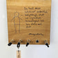 Schlüsselboard aus Holz mit Klinkenstecker.
Der Klinkenstecker kommt einfach an den Ring des Schlüssels. Mit einem „click“ steckt er im Board und kann so beim Gehen auch wieder herausgezogen werden.
So einfach kann Ordnung sein!
Und weil es Spaß macht, macht ihr es auch (ja, auch die Person, von der ihr gerade denkt: „Never, der nicht!“).
Nie wieder den Schlüssel suchen.
