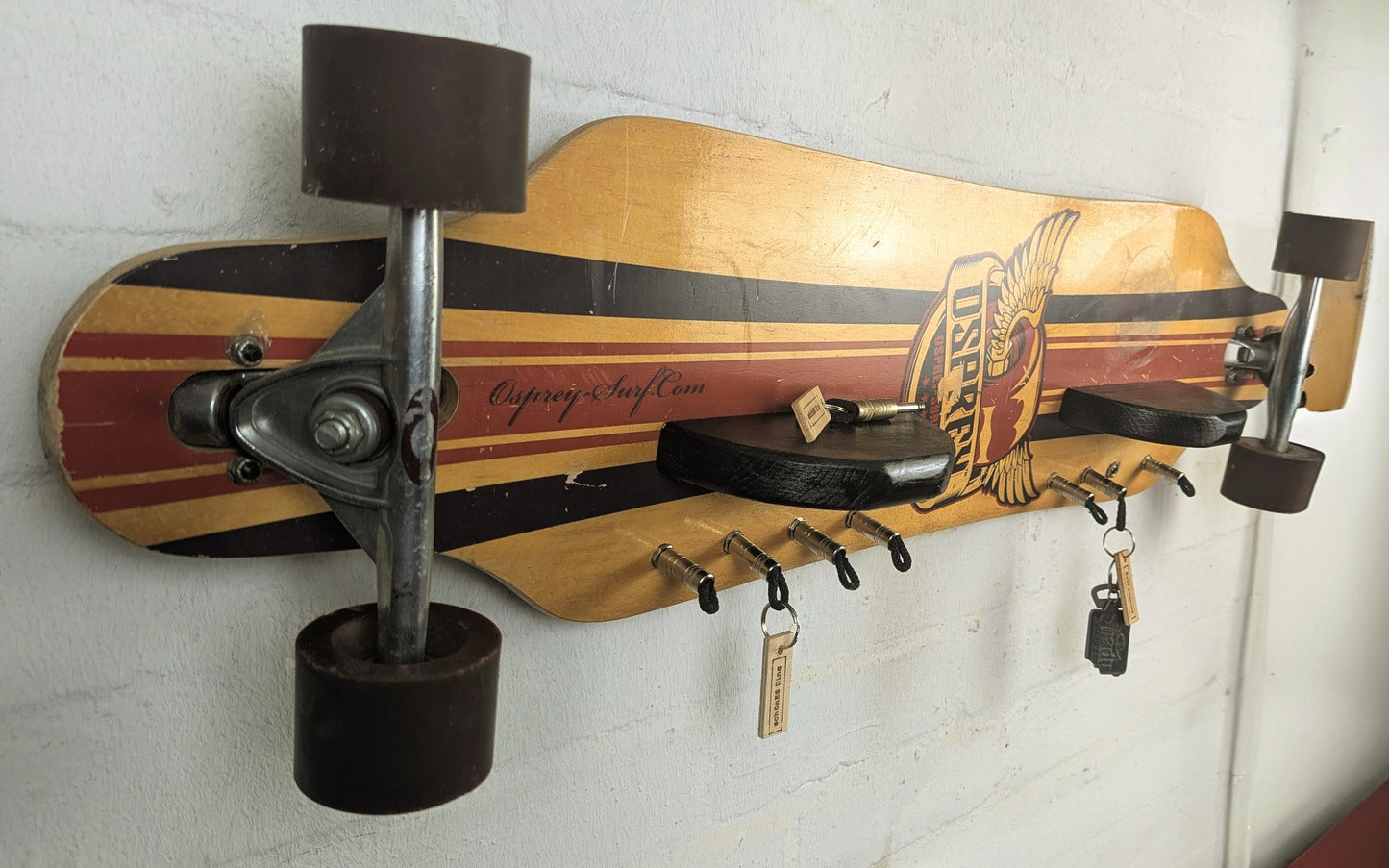 Longboard-Board No. II - Schlüsselbrett aus einem Skateboard mit Klinkensteckern