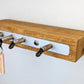 Schlüsselboard aus Holz mit Klinkenstecker.
Der Klinkenstecker kommt einfach an den Ring des Schlüssels. Mit einem „click“ steckt er im Board und kann so beim Gehen auch wieder herausgezogen werden.
So einfach kann Ordnung sein!
Und weil es Spaß macht, macht ihr es auch (ja, auch die Person, von der ihr gerade denkt: „Never, der nicht!“).
Nie wieder den Schlüssel suchen.
