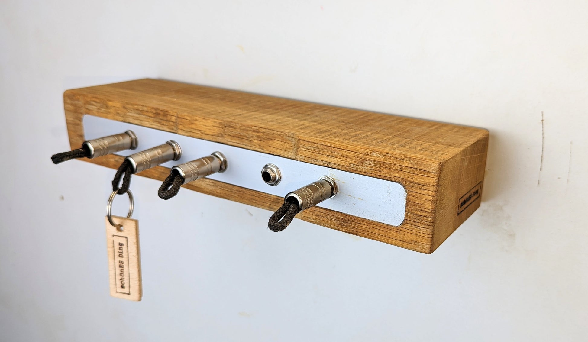 Schlüsselboard aus Holz mit Klinkenstecker.
Der Klinkenstecker kommt einfach an den Ring des Schlüssels. Mit einem „click“ steckt er im Board und kann so beim Gehen auch wieder herausgezogen werden.
So einfach kann Ordnung sein!
Und weil es Spaß macht, macht ihr es auch (ja, auch die Person, von der ihr gerade denkt: „Never, der nicht!“).
Nie wieder den Schlüssel suchen.
