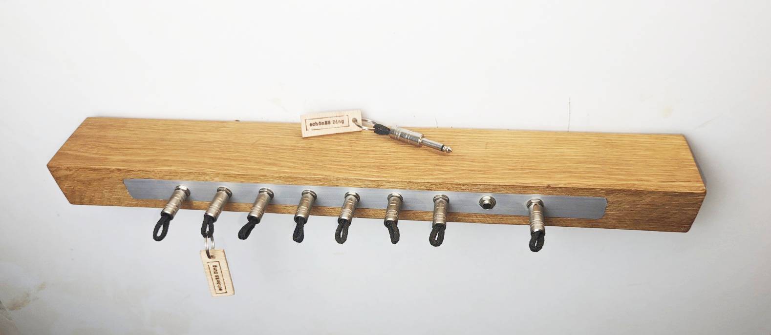Schlüsselboard aus Holz mit Klinkenstecker.
Der Klinkenstecker kommt einfach an den Ring des Schlüssels. Mit einem „click“ steckt er im Board und kann so beim Gehen auch wieder herausgezogen werden.
So einfach kann Ordnung sein!
Und weil es Spaß macht, macht ihr es auch (ja, auch die Person, von der ihr gerade denkt: „Never, der nicht!“).
Nie wieder den Schlüssel suchen.
www.schönesding.de
