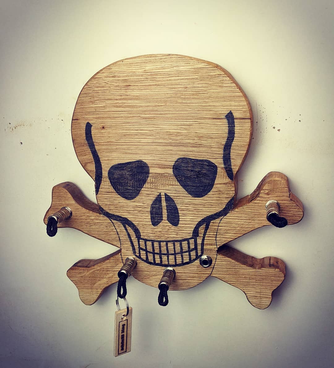 Schlüsselboard aus Holz mit Klinkenstecker.
Der Klinkenstecker kommt einfach an den Ring des Schlüssels. Mit einem „click“ steckt er im Board und kann so beim Gehen auch wieder herausgezogen werden.
So einfach kann Ordnung sein!
Und weil es Spaß macht, macht ihr es auch (ja, auch die Person, von der ihr gerade denkt: „Never, der nicht!“).
Nie wieder den Schlüssel suchen.
www.schönesding.de
