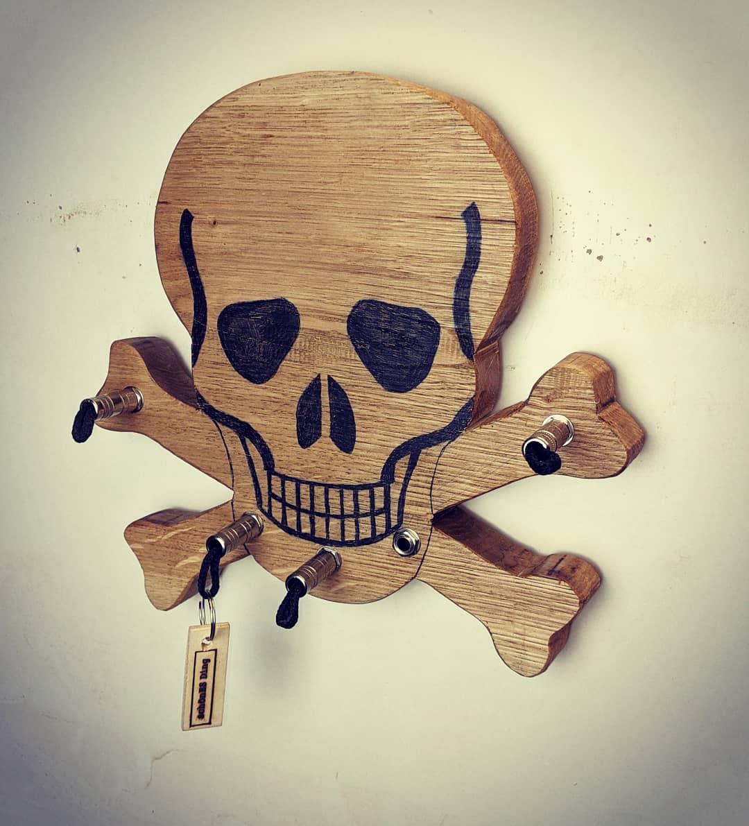 Schlüsselboard aus Holz mit Klinkenstecker.
Der Klinkenstecker kommt einfach an den Ring des Schlüssels. Mit einem „click“ steckt er im Board und kann so beim Gehen auch wieder herausgezogen werden.
So einfach kann Ordnung sein!
Und weil es Spaß macht, macht ihr es auch (ja, auch die Person, von der ihr gerade denkt: „Never, der nicht!“).
Nie wieder den Schlüssel suchen.
www.schönesding.de
