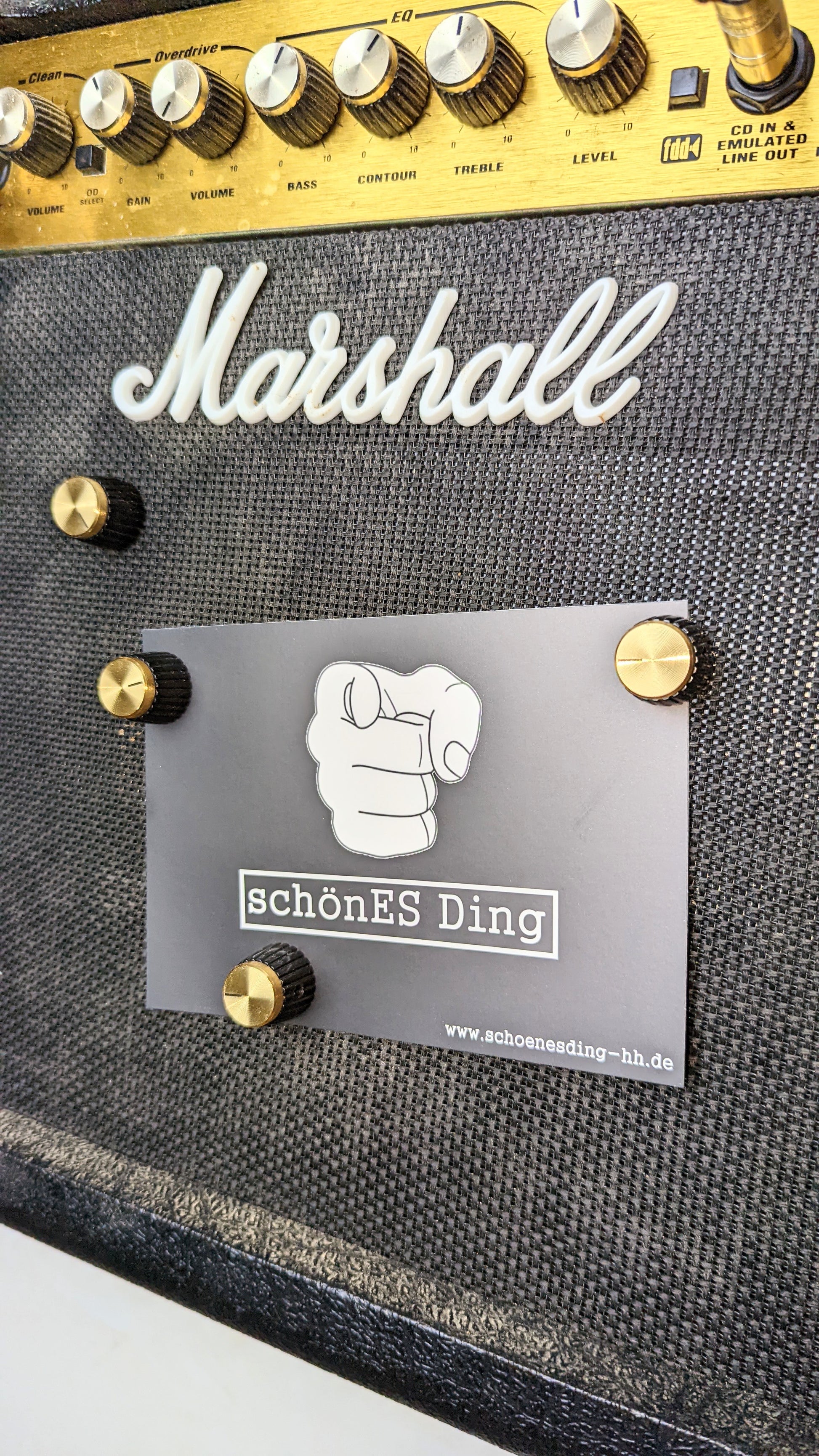 Schlüsselboard aus einem original Marschall Verstärker mit Klinkenstecker.
Der Klinkenstecker kommt einfach an den Ring des Schlüssels. Mit einem „click“ steckt er im Board und kann so beim Gehen auch wieder herausgezogen werden.
So einfach kann Ordnung sein!
Und weil es Spaß macht, macht ihr es auch (ja, auch die Person, von der ihr gerade denkt: „Never, der nicht!“).
Nie wieder den Schlüssel suchen.
www.schönesding.de
