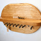 Schlüsselboard aus Holz mit Klinkenstecker.
Der Klinkenstecker kommt einfach an den Ring des Schlüssels. Mit einem „click“ steckt er im Board und kann so beim Gehen auch wieder herausgezogen werden.
So einfach kann Ordnung sein!
Und weil es Spaß macht, macht ihr es auch (ja, auch die Person, von der ihr gerade denkt: „Never, der nicht!“).
Nie wieder den Schlüssel suchen.
www.schönesding.de
