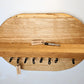 Schlüsselboard aus Holz mit Klinkenstecker.
Der Klinkenstecker kommt einfach an den Ring des Schlüssels. Mit einem „click“ steckt er im Board und kann so beim Gehen auch wieder herausgezogen werden.
So einfach kann Ordnung sein!
Und weil es Spaß macht, macht ihr es auch (ja, auch die Person, von der ihr gerade denkt: „Never, der nicht!“).
Nie wieder den Schlüssel suchen.
www.schönesding.de
